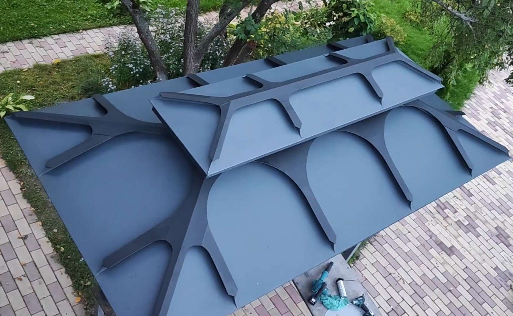 Moderni architektūra su dvigubo valco stogu